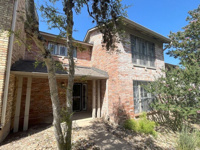 Building Photo - Big 3/2 Townhome Close to Downtown