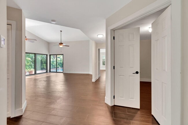 Building Photo - 7770 Villa Nova Dr