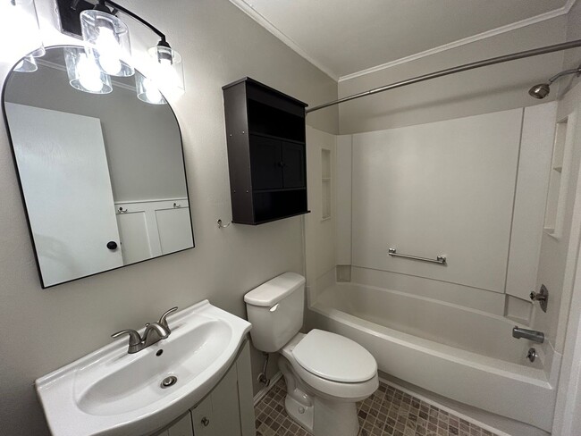Building Photo - Kenilworth - Adorable 2 Bedroom House