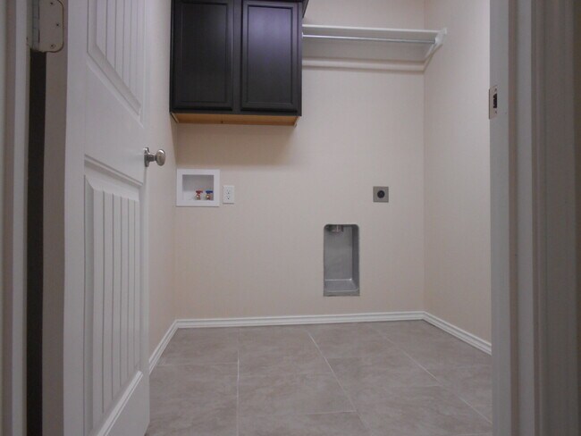 Building Photo - 6 or 12 month lease! Half off first full m...