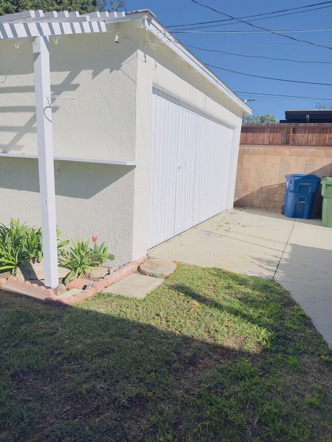 Building Photo - 3-Bedroom Home with Paid Solar & Bonus Outdoor Space in Northridge