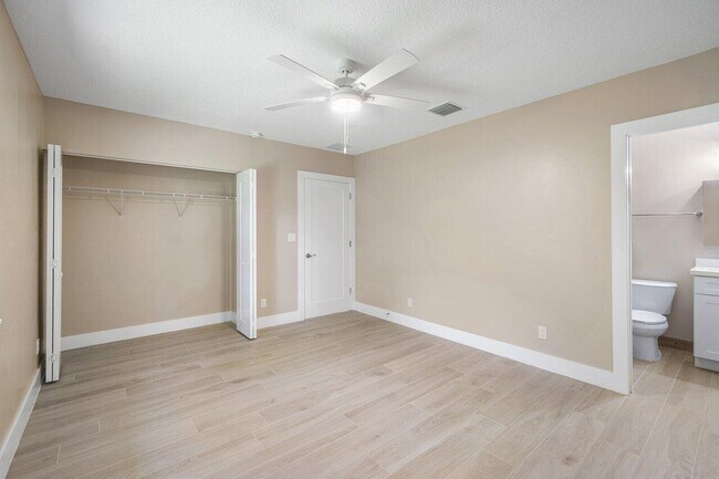 Building Photo - 5065 Horseshoe Cir N