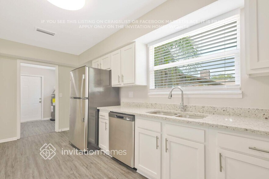 Building Photo - 2733 River Oak Dr