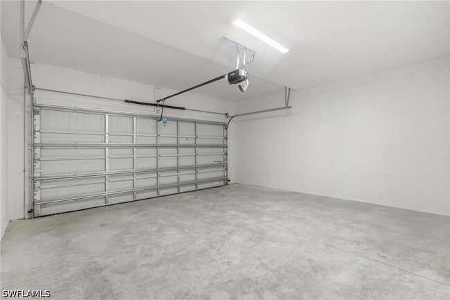 Building Photo - 15918 Grn Acrs Ave