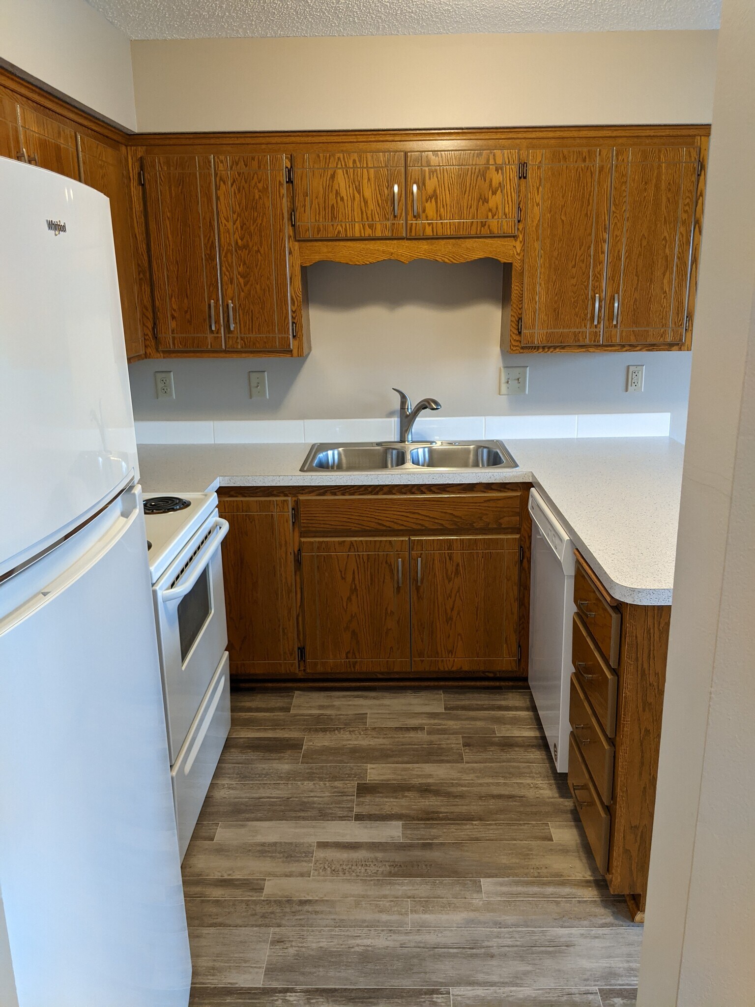 Kitchen - 7644 Woodlawn Dr