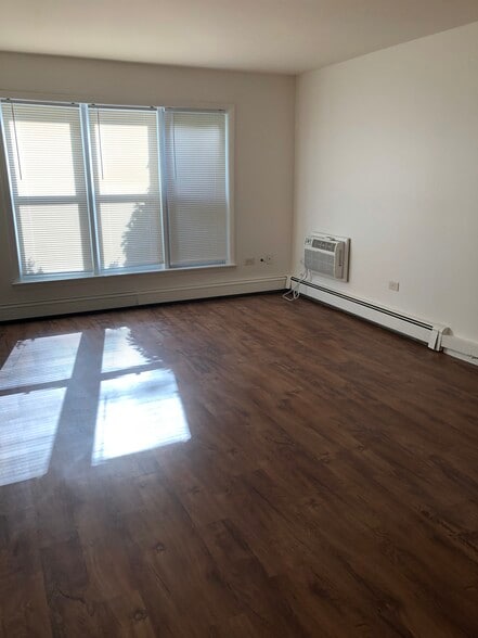 Building Photo - 10807 S Pulaski Rd