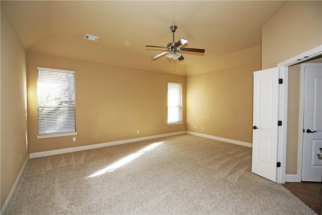 Building Photo - 3921 Sapphire Loop