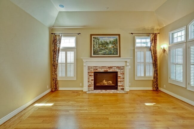 Building Photo - Stunning two-story spacious home on tranquil tree-lined street.
