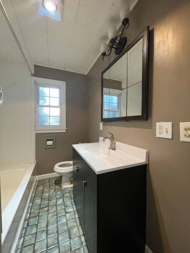 Building Photo - Three Bedroom Home in Kalamazoo