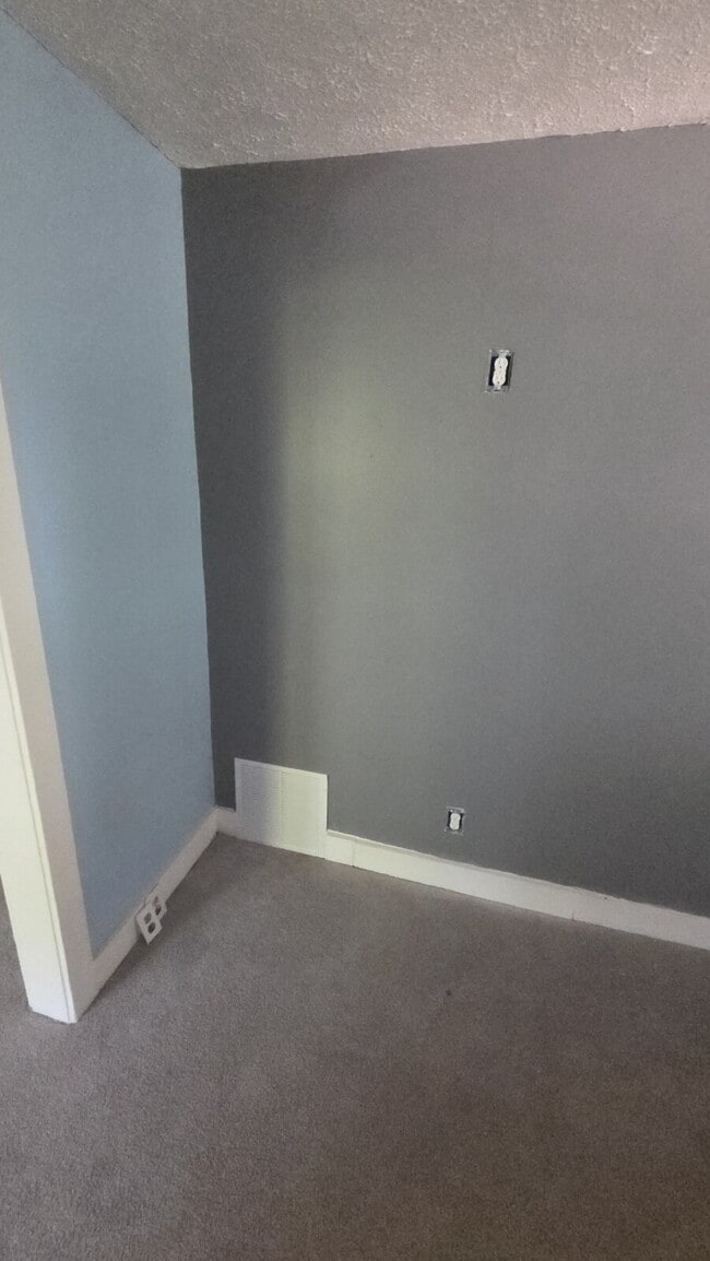 Building Photo - "2-Bedroom with Air Conditioning!"