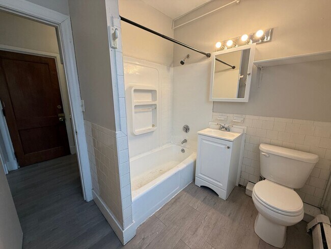 Building Photo - 423 Pelham St