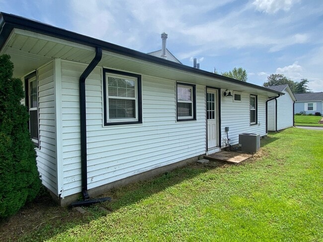 Building Photo - The Pines Place now Available - Cottage li...