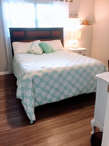Queen bed - 3124 US HWY 441 SE