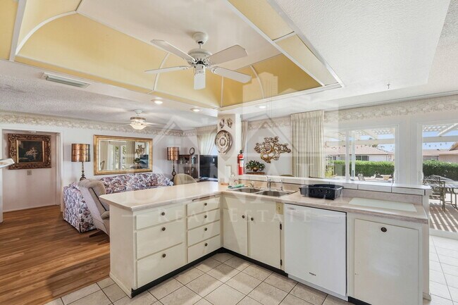 Building Photo - 9807 W Mockingbird Dr
