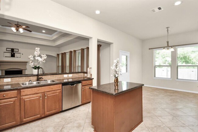 Building Photo - 1122 Boxwood Dr