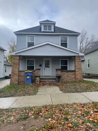 Building Photo - Spacious Single Family Home on NE Side!