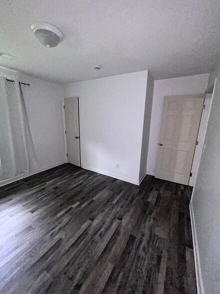 Bedroom 1 overview - 1223 Poplar Ave