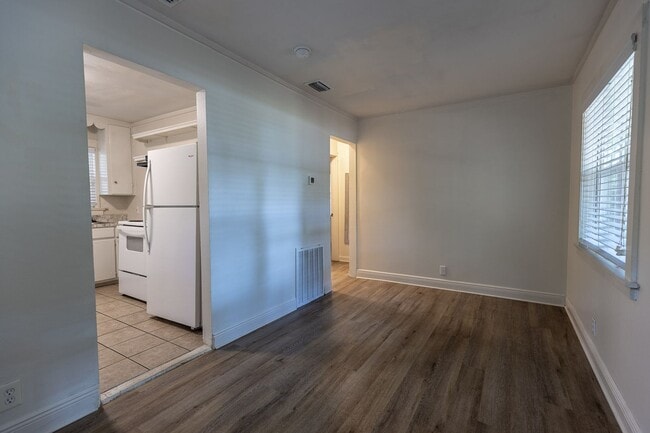 Building Photo - PRICE REDUCTION! SCHEDULE A TOUR TODAY! Be...