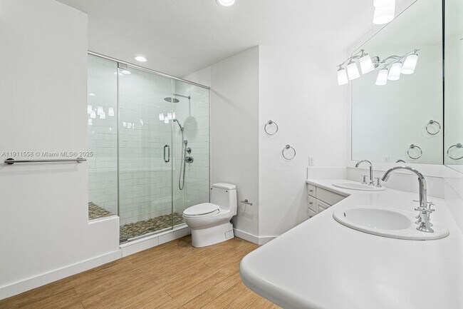 Building Photo - 11015 Lakeside Dr