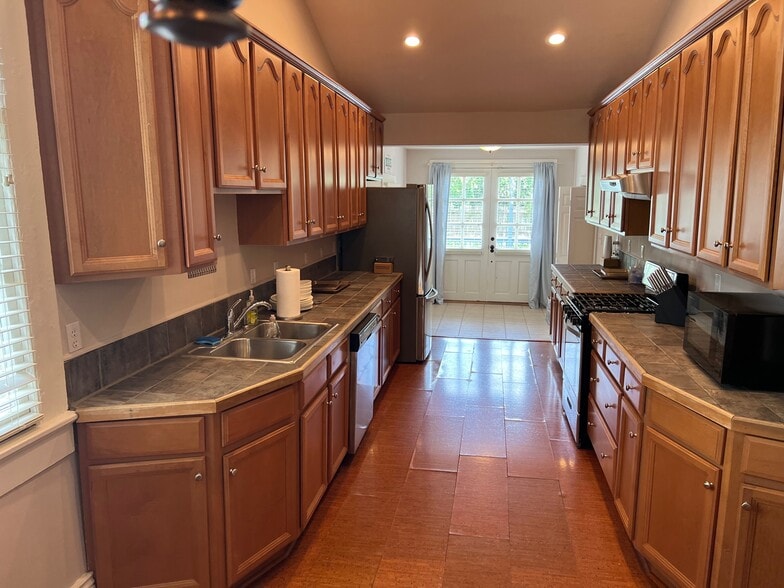 Building Photo - 2904 Annunciation St