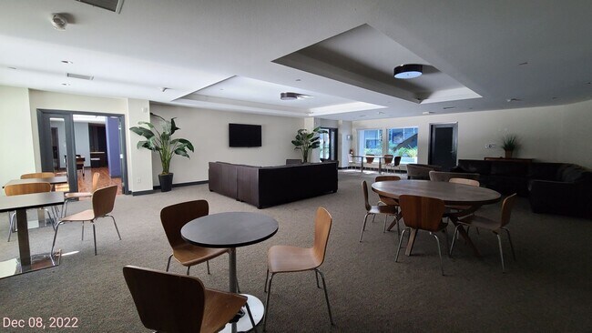 Building Photo - 2 Bedroom Condo located in Park House.