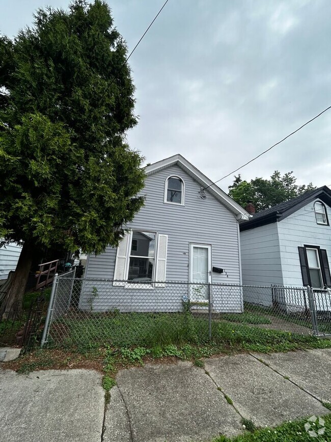 Building Photo - Cute 2 bedroom House with large backyard i...