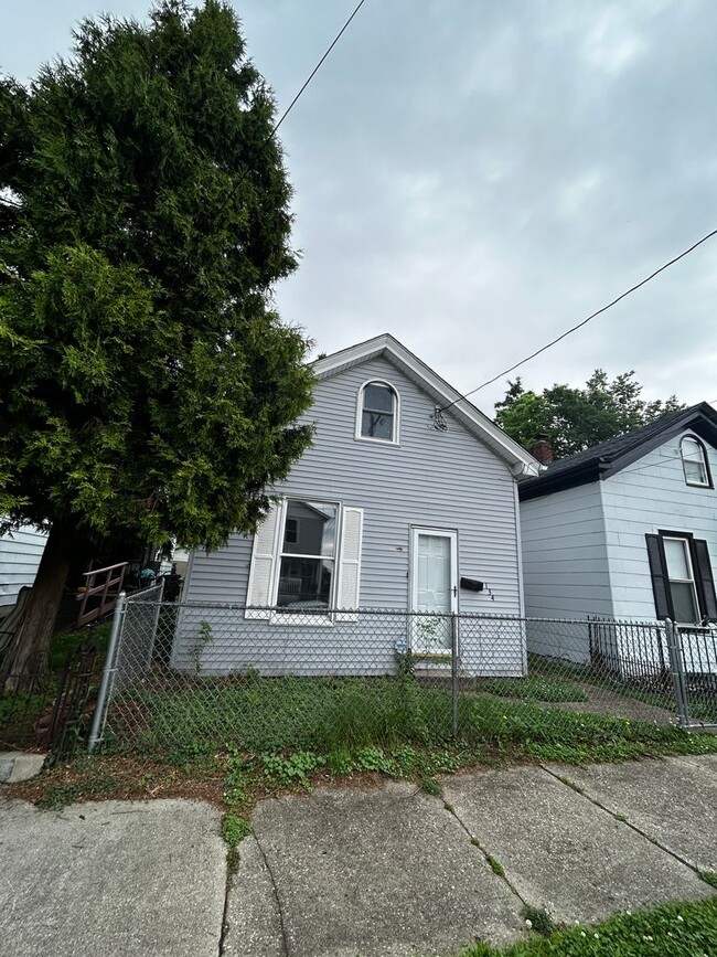 Primary Photo - Cute 2 bedroom House with large backyard i...