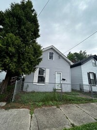 Building Photo - CUTE 2 BEDROOM HOUSE WITH LARGE BACKYARD IN HAMILTON!