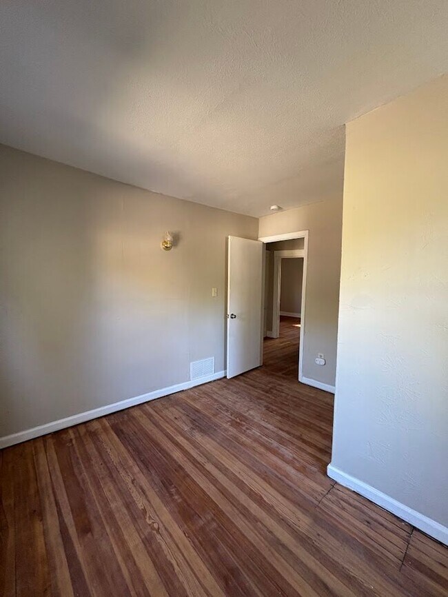 Building Photo - Four bedroom one bathroom home for rent