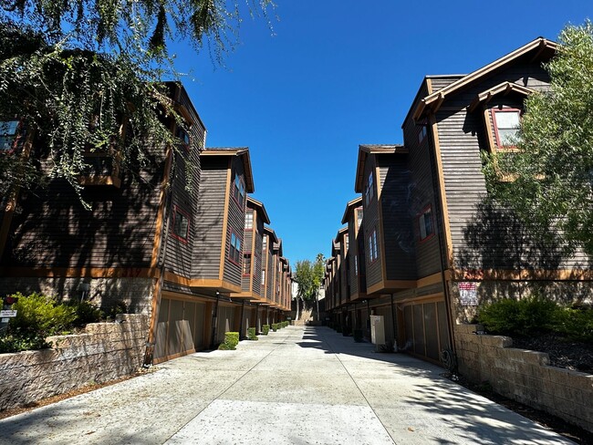 Building Photo - Townhouse in the heart of Pasadena