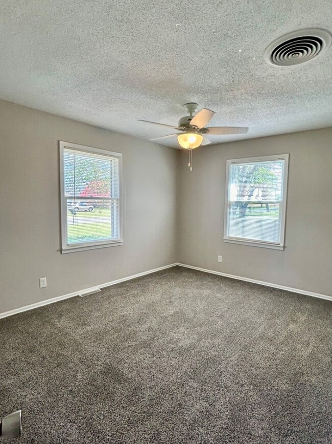 Building Photo - 825 David Ln