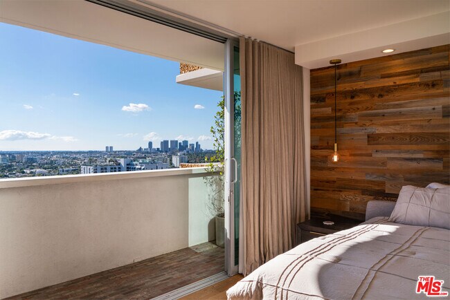 Building Photo - 8787 Shoreham Dr