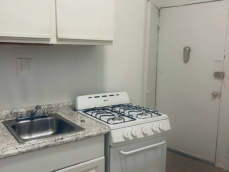 Building Photo - 717 E 5th St