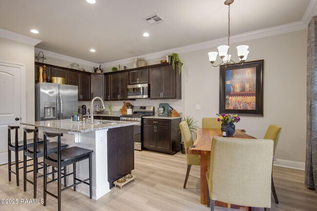 Building Photo - 301 Oak Hill Ln