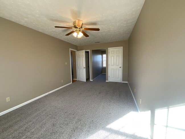 Building Photo - Greenback 37742 - 3 bedroom, 3.5 bath home with bonus room/possible 4th bedroom - Call Terri Kerr...