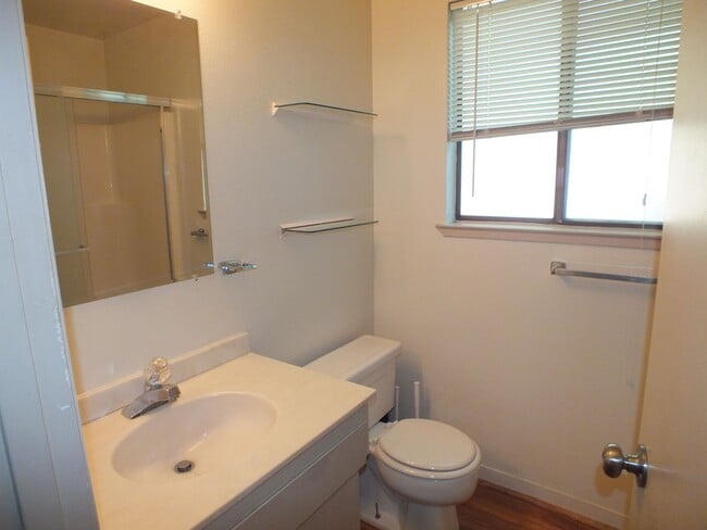 Building Photo - Rescue duplex 2/2 home with garage and fen...