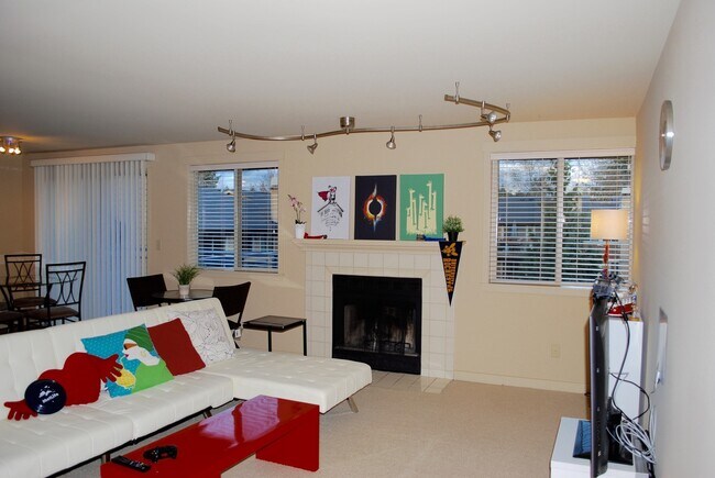 Building Photo - Spacious 2 Bed in Beautiful Complex!
