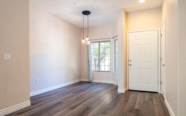 Building Photo - Gorgeous 2/2.5 condo for rent in Scottsdale.