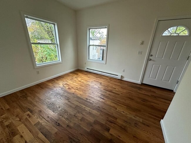 Building Photo - 18 Hazel St