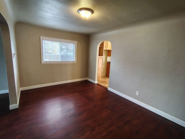 Building Photo - 404 Camellia Way