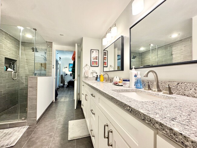 Building Photo - ARLINGTON CONDO - Sleek Sophistication Mee...