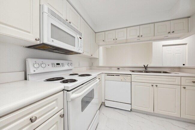 Building Photo - 3021 Alcazar Pl