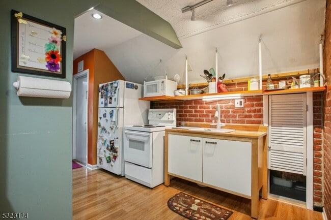 Building Photo - 16 Henry St