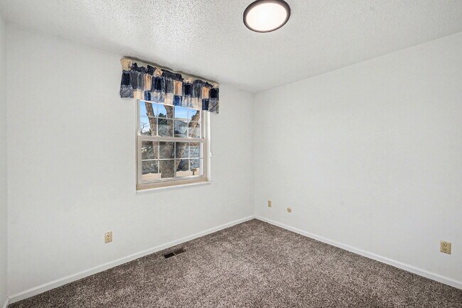 Building Photo - "Spacious 4-Bed Lakewood Gem with Hardwood Floors, Finished Basement & Fireplace - 2970 Sq Ft!"