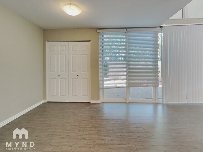 Building Photo - 930 S Dobson Rd