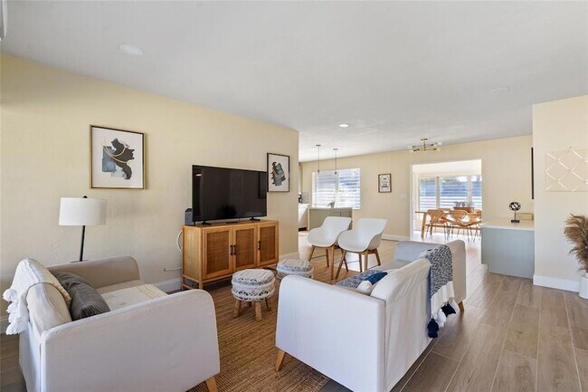 Building Photo - 20 NE 17th Ave