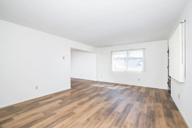 Building Photo - SPACIOUS 2BD/1.5BA TOP FLOOR UNIT IN THE H...