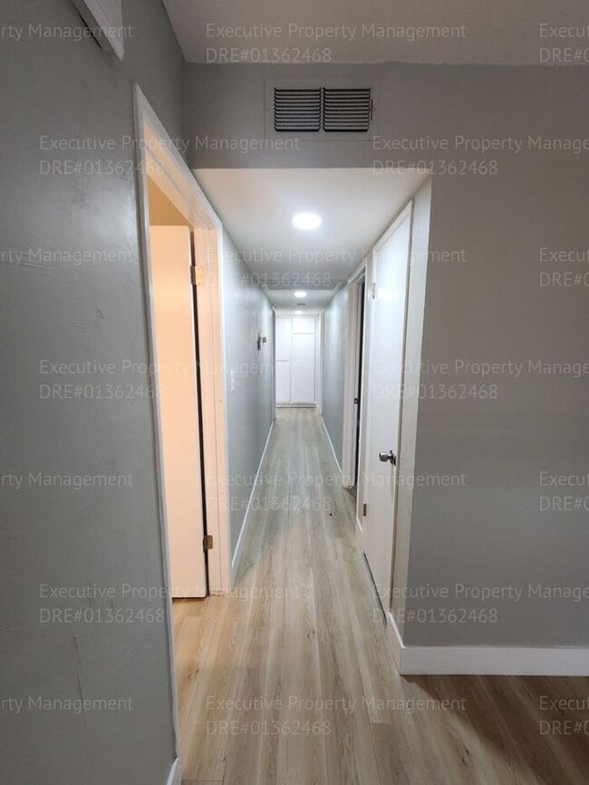 Building Photo - 4 bedroom 2 bath great location.