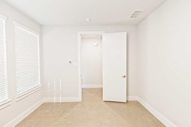 Building Photo - 1405 Bronson Ct