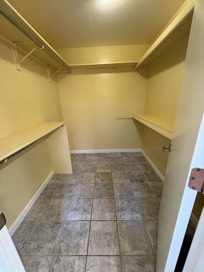 Building Photo - Highly sought community of Colonia Verde